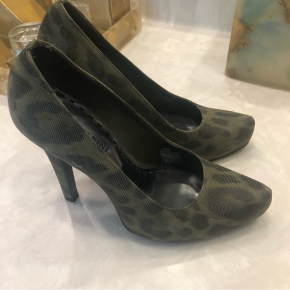 Gianni Bini Pumps, army green faint leopard print fabric, platform, Size 7 - Picture 8 of 16